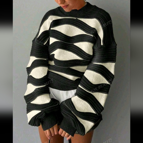 Autumn And Winter New Round Neck Wave Stripe Color Collision Long-Sleeved Knit - Picture 3 of 4